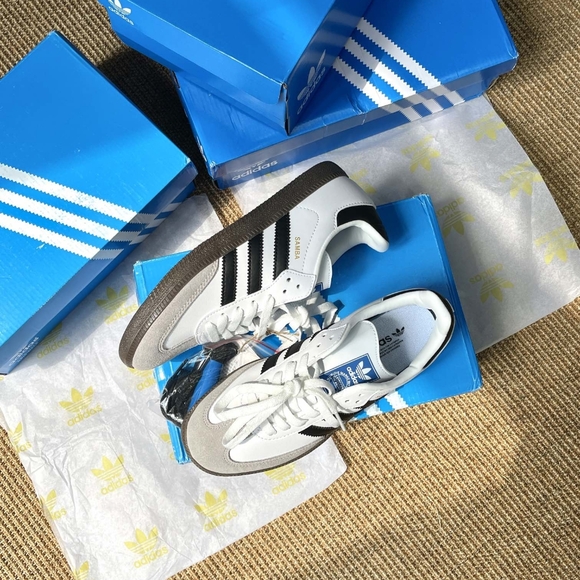 Adidas Clover Women's Shoes - Picture 3 of 9